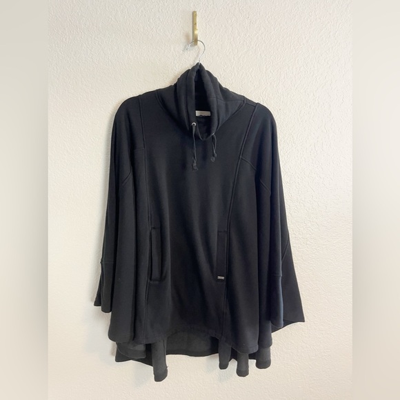 Ugg Charlynne women’s poncho in black XS/S - Picture 3 of 8